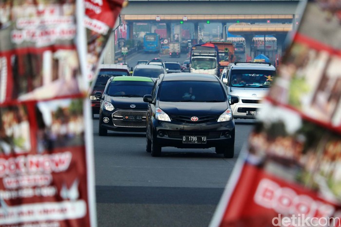 Arus lalu lintas di Exit Tol Cileunyi, pada libur panjang ini terpantau ramai lancar. Tidak terjadi antrean kendaraan yang berarti.