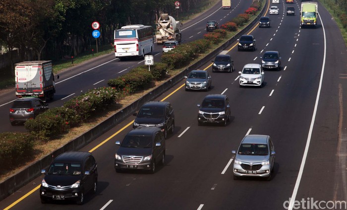 Arus lalu lintas di Exit Tol Cileunyi, pada libur panjang ini terpantau ramai lancar. Tidak terjadi antrean kendaraan yang berarti.