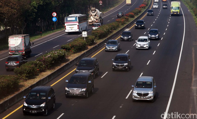 Libur Panjang, Lalin di Tol Cileunyi Ramai Lancar Arus lalu lintas di Exit Tol Cileunyi, pada libur panjang ini terpantau ramai lancar. Tidak terjadi antrean kendaraan yang berarti.