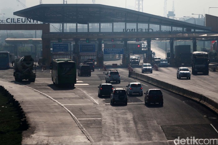 Arus lalu lintas di Exit Tol Cileunyi, pada libur panjang ini terpantau ramai lancar. Tidak terjadi antrean kendaraan yang berarti.