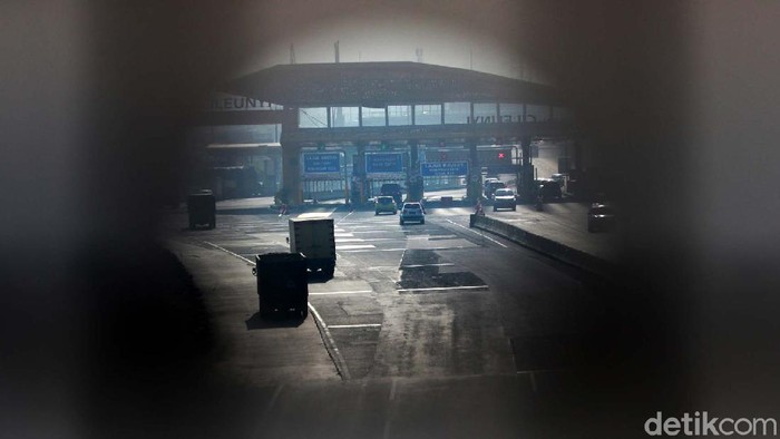 Libur Panjang, Lalin di Tol Cileunyi Ramai Lancar Arus lalu lintas di Exit Tol Cileunyi, pada libur panjang ini terpantau ramai lancar. Tidak terjadi antrean kendaraan yang berarti.