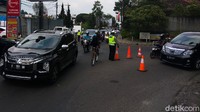 Arus lalu lintas di Jalan Raya Lembang, Kabupaten Bandung Barat, mengalami peningkatan volume kendaraan hingga 70 persen.