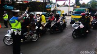 Untuk mengurai kepadatan kendaraan di ruas Jalan Raya Lembang, pihak kepolisian memberlakukan buka tutup jalan sebanyak tiga kali hingga sore hari. 