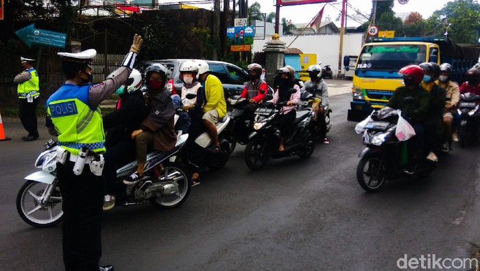 Arus lalu lintas di Jalan Raya Lembang, Kabupaten Bandung Barat, mengalami peningkatan volume kendaraan. Peningkatan terjadi karena banyak warga yang berlibur.