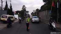 Polisi mengatur lalu lintas di Jalan Raya Lembang, Sabtu (22/8).