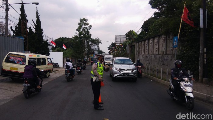 Libur Panjang, Lalu Lintas di Jalan Raya Lembang Meningkat Tajam Arus lalu lintas di Jalan Raya Lembang, Kabupaten Bandung Barat, mengalami peningkatan volume kendaraan. Peningkatan terjadi karena banyak warga yang berlibur.