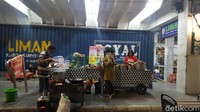 Sejumlah pedagang makanan masih menunggu pembeli yang ingin mengisi perut di Malioboro. (Syanti/detikcom)