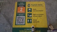 Di sepanjang jalan Malioboro kamu bisa temukan arahan protokol kesehatan ini untuk mencegah penyebaran virus Corona. (Syanti/detikcom)