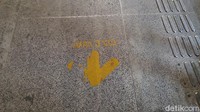 Panah yang mengarahkan pejalan kaki untuk satu arah saja demi menerapkan protokol kesehatan. (Syanti/detikcom)