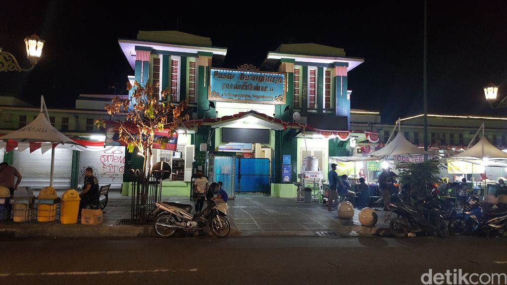 Suasana Jalan jalan Malam  di  Malioboro  di  Era New Normal