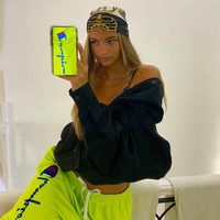 Ia pun punya gaya berpakaian yang simpel khas remaja. Namun Mia punya cara unik untuk membuatnya lebih stylish misalnya dengan menambahkan item-item warna hijau neon. Foto: Instagram @mimimoocher