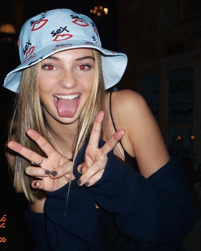 Dari unggahan Instagram-nya, Mia Regan terlihat menyukai musik karena kerap kali hadir di festival, seperti Glastonbury. Foto: Instagram @mimimoocher