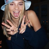 Dari unggahan Instagram-nya, Mia Regan terlihat menyukai musik karena kerap kali hadir di festival, seperti Glastonbury. Foto: Instagram @mimimoocher