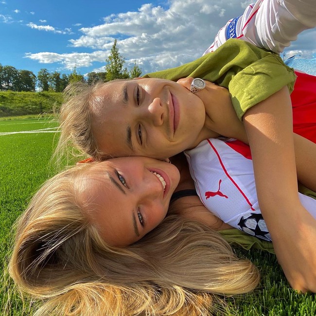 Romeo dan Mia pertama kali tertangkap bersama September tahun lalu dalam sebuah acara makan malam after-party fashion show Victoria Beckham. Namun tidak diketahui berapa lama mereka sudah menjalin hubungan. Foto: Instagram @mimimoocher