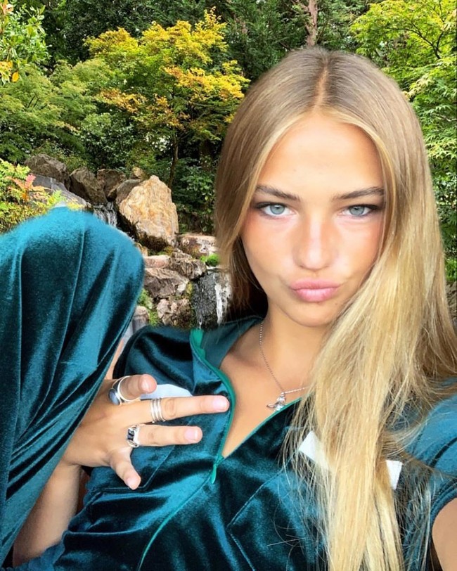 Punya kemampuan edit foto yang keren membuatnya difitur di Instagram Victoria Beckham juga Nicola Peltz, pasangan Brooklyn Beckham. Foto: Instagram @mimimoocher