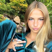 Punya kemampuan edit foto yang keren membuatnya difitur di Instagram Victoria Beckham juga Nicola Peltz, pasangan Brooklyn Beckham. Foto: Instagram @mimimoocher