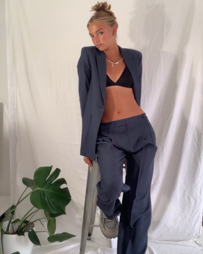 Saat ini Mia Regan dikontrak oleh agensi terkenal Storm Model Management yang berbasis di London. Foto: Instagram @mimimoocher