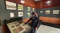 Pramuwisata akan menjelaskan dengan detail perkemabangan kretek dari masa ke masa, lengkap dengan gambarnya. (Dian Utoro Aji/detikcom)