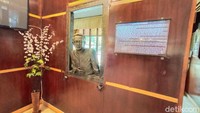 Haji Djamari yang sedang sakit sesak dada memoleskan minyak cengkeh di dadanya. Ternyata setelah dioles dengan minyak cengkeh, setelah itu sesak dadanya hilang dan sembuh. (Dian Utoro Aji/detikcom)