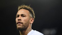 Itu juga yang Neymar lakukan sebelum kena corona. Nama bintang sepak bola Paris Saint-Germain asal Brasil, Neymar Jr tengah ramai dibicarakan setelah disebut positif COVID-19. Diketahui, sebelumnya Neymar sempat melepas penat di Ibiza usai timnya kalah melawan Bayern Munchen di final Liga Champions (Getty Images/Shaun Botterill)
