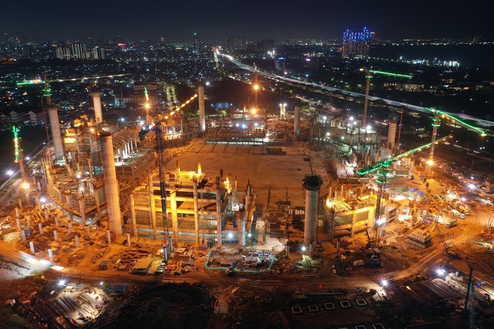 Suasana proyek pembangunan Jakarta International Stadium (JIS) saat pengecoran dalam volume besar di Sunter, Jakarta, Jumat (21/8/2020) malam. Pengecoran area seluas 1.119 meter persegi itu merupakan sesi terakhir yang dilakukan pada bagian lantai dasar JIS seluas enam hektar. Progres pengerjaan JIS sendiri hingga pekan ketiga Agustus 2020 telah mencapai 27 persen. ANTARA FOTO/Aditya Pradana Putra/wsj.