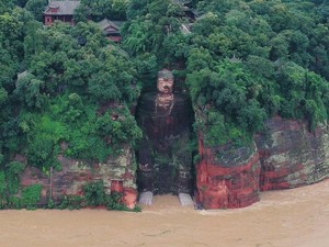 Pertama Kali, Patung Buddha Berukuran Raksasa di China Terendam Banjir