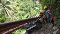 Proses pengangkutan tiang listrik menembus hutan, melewati jalan berbatu dan tidak rata/Foto: Dok. PT PLN (Persero)