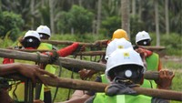 Beberapa pekerja PLN bahu membahu mengangkat peralatan listrik untuk dikirim ke 8 desa terpencil di Riau Foto: Dok. PT PLN (Persero)