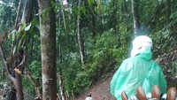 Pengiriman peralatan listrik menggunakan sepeda motor, menembus hutan dengan kondisi jalan berlumpur/Foto: Dok. PT PLN (Persero)