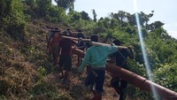 Akses jalan berupa perbukitan yang belum beraspal membuat beberapa kali alat transportasi yang digunakan tidak bisa sampai ke lokasi, sehingga material harus dibawa secara manual dengan dipanggul oleh petugas. Terutama saat hujan, itu makin sulit. Rekan-rekan kita di lapangan kadang harus tarik truknya, kadang tiang harus gotong royong memanggul tiang, ujar General Manager PLN Unit Induk Wilayah Maluku dan Maluku Utara (UIW MMU), Romantika Dwi Juni Putra, dikutip dari keterangan tertulis PLN, Sabtu (22/8/2020).Foto: Dok. PT PLN (Persero)