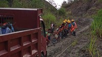 PLN mengalirkan listrik dua desa terpencil di Kecamatan Fena Fanfan, Kabupaten Buru Selatan, Maluku, yaitu Desa Uneth dan Desa Fakal. Sekitar 176 Kepala Keluarga kini bisa menikmati listrik PLN. Foto: Dok. PT PLN (Persero)
