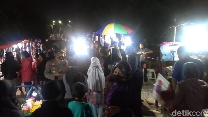 Petugas razia taman kota kuningan yang dipadati warga
