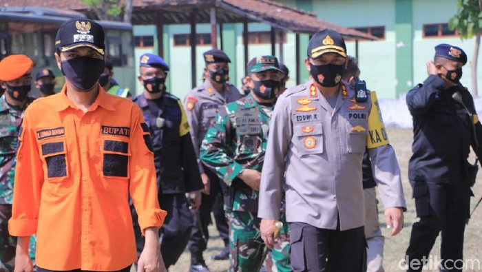 Tiga ribu lebih pendekar Persaudaraan Setia Hati Terate (PSHT) Kabupaten Madiun menggelar ritual malam ini. Polri dan TNI disiagakan untuk menjaga keamanan ritual pengesahan anggota baru tersebut.