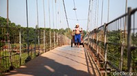 Jembatan yang membentang di atas Kali Angke tersebut menghubungkan Depok dengan Bogor dan tidak jauh (sekitar 3 km) dari perbatasan Tangerang Selatan, Banten.