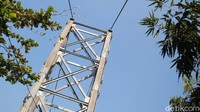 Konstruksi jembatan gantung dipilih karena menyesuaikan dengan kontur tanah dan arus air pada musim musim penghujan.