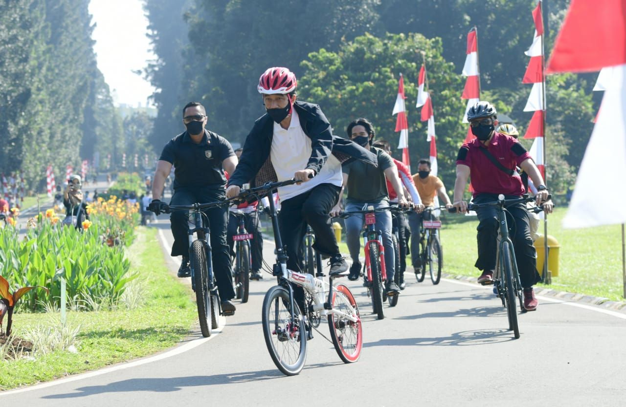 Presiden Jokowi ditemani Kaesang Gowes di Kebun Raya Bogor