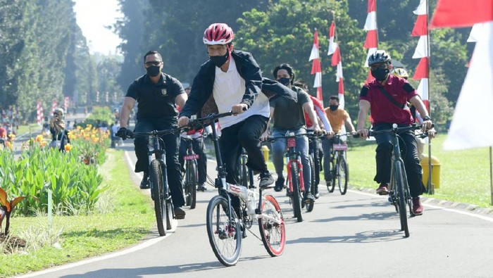 Presiden Jokowi ditemani Kaesang Gowes di Kebun Raya Bogor