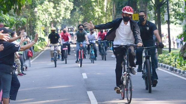 Presiden Jokowi ditemani Kaesang Gowes di Kebun Raya Bogor