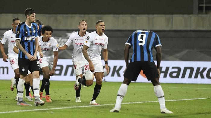 Romelu Lukaku Sevillas Diego Carlos, second from right, celebrates after scoring his sides third goal as Inter Milans Romelu Lukaku, right, reacts during the Europa League final soccer match between Sevilla and Inter Milan in Cologne, Germany, Friday, Aug. 21, 2020. (Lars Baron, Pool Photo via AP)