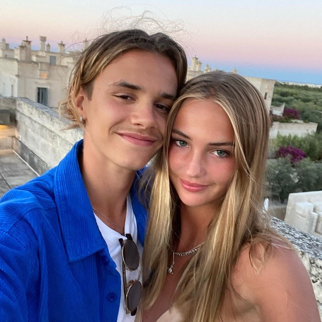 Siapa pacar dari anak-anak ganteng keluarga Beckham selalu menjadi perhatian netizen. Kali ini, model cantik Mia Regan pun mencuri atensi setelah terungkap berpacaran dengan Romeo Beckham. Foto: Instagram @romeobeckham