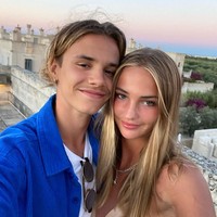 Siapa pacar dari anak-anak ganteng keluarga Beckham selalu menjadi perhatian netizen. Kali ini, model cantik Mia Regan pun mencuri atensi setelah terungkap berpacaran dengan Romeo Beckham. Foto: Instagram @romeobeckham
