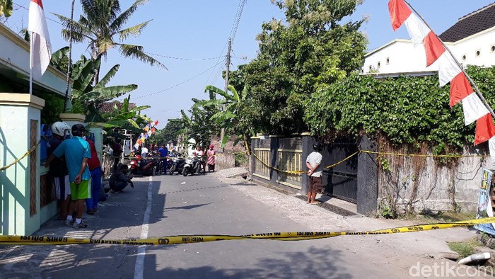 rumah 2 sekeluarga tewas membusuk di sukoharjo