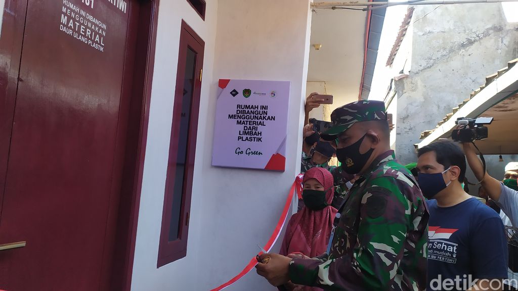 rutilahu di cianjur pakai limbah plastik