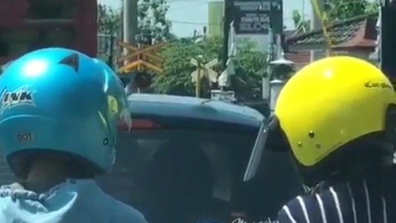 Sepasang Pemotor Pegangan Tangan Video viral sepasang pemotor pegangan tangan di jalan saat macet