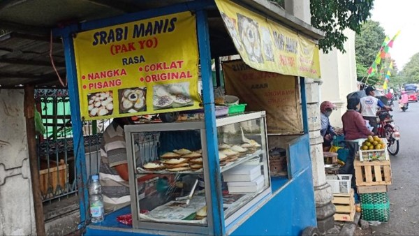 Tapi tidak perlu khawatir, Serabi dapat sahabat traveler temui dengan mudah di tiap street food di kota Solo. Harganya pun sangat murah sekitar Rp.2000/ buah. Rasanya sangat enak, saya suka yang rasa original. Selamat mencoba! (Foto: Gede Leo/dtraveler)***Artikel ini merupakan kiriman pembaca detikTravel, Gede Leo, dan sudah tayang di dTravelers Stories.
