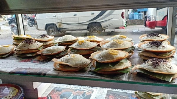 Biasa juga diberi taburan berupa potongan pisang, nangka atau bahkan meses dan keju bila suka. Srabi yang terkenal berasal dari daerah Notokusuman. (Foto: Gede Leo/dtraveler) Biasa juga diberi taburan berupa potongan pisang, nangka atau bahkan meses dan keju bila suka. Srabi yang terkenal berasal dari daerah Notokusuman. (Foto: Gede Leo/dtraveler)