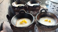 Makanan ini terbuat dari tepung beras yang dicampur dengan santan dan digoreng di atas arang mirip pannekoek atau pannenkoek. (Foto: Gede Leo/dtraveler)