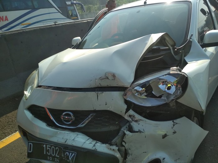 Tabrakan beruntun  di tol cipularang