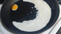 Nah, kalau telur buatan netizen yang satu ini patut diacungi jempol. Bentuknya menyerupai bulan sabit yang dibuat dari putih telur. Foto: Twitter
