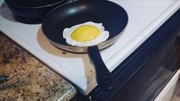 Tampilannya mungkin benar, kuning telur berada di tengah putih telur. Tapi coba perhatikan, pernahkah kamu memasak telur dengan ukuran kuning telur yang besar seperti itu? Foto: Twitter